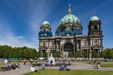 Alman başkenti Berlin 'in bir simgesi de Lustgarten' den görünen Berlin Katedrali 'dir.