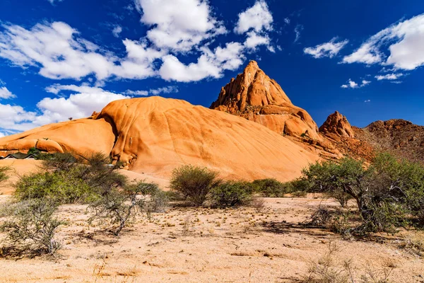 Swakopmund 'un doğusundaki Erongo Dağları' ndaki Namibya 'nın Matterhorn' u olarak da bilinen etkileyici Spitzkoppe manzarası 1,584 metre irtifada.