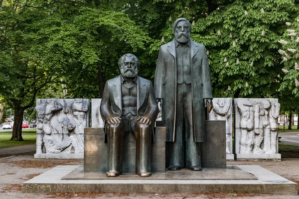 Karl Marx ve Friedrich Engels 'in Berlin-Mitte' deki bronz anıtı.