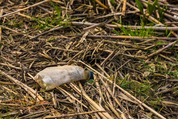 Une Bouteille Plastique Été Jetée Pourrit Lentement Dans Plan Eau — Photo