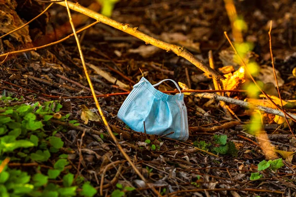 Bir solunum cihazı ormana atılır ve çevreyi kirletir.