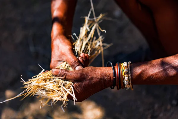 在非洲 工作的手自然用稻草生火 — 图库照片