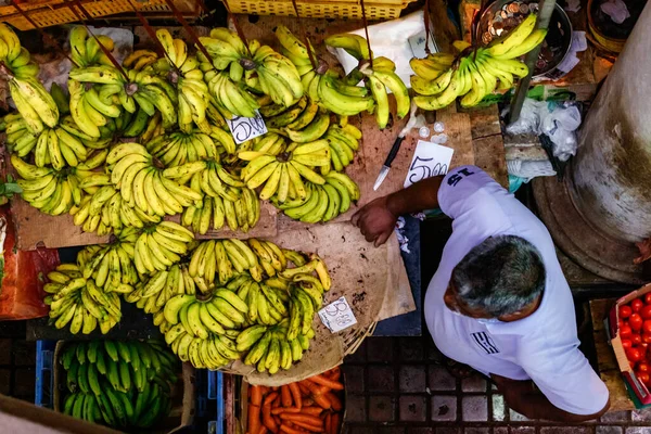 Hint Okyanusu 'nda Mauritius gibi adaların her yerinde taze meyve ve sebzelerle renkli pazarlar bulunabilir.