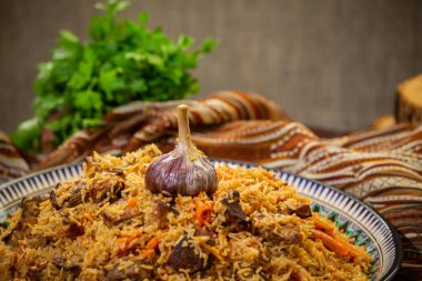 Lezzetli Fergana pilavı. Özbek 'in tahta zemin üzerindeki en sevdiği yemek