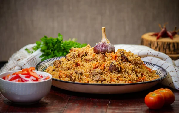 Köstliche Fergana Pilaf Usbekische Lieblingsspeise Auf Holzgrund — Stockfoto