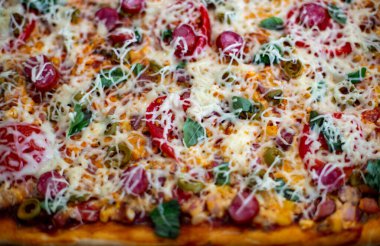 Pizza soslu Pepperoni pizza, mozzarella peyniri ve pepperoni. En üstten pizza görüntüsü ve malzemeler.