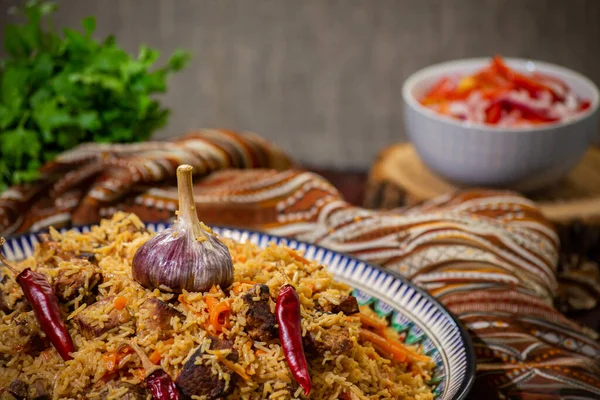 Вкусный Плов Ферганы Узбекское Блюдо Деревянном Фоне — стоковое фото