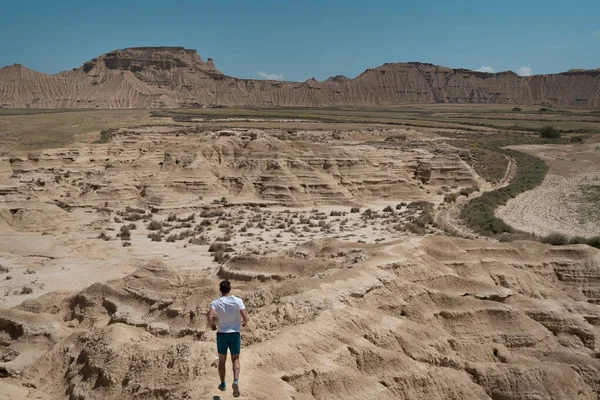 Bardenas Reales çölünde koşan bir adam..