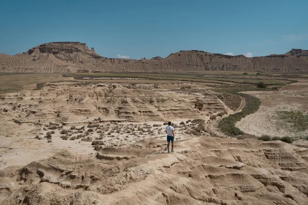 Bardenas Reales çölünde yürüyüş yapan bir adam..