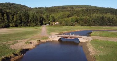 Mekoleta, Bask ülkesinde çekilen bir gölün insansız hava aracı görüntüsü..