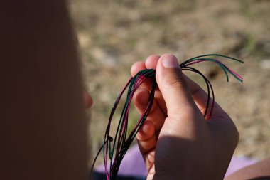 Makrome bilezikler nasıl yapılır?.