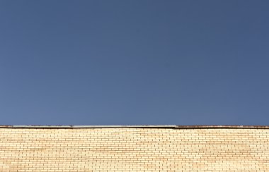 eski tuğla duvar ve mavi gökyüzü. 