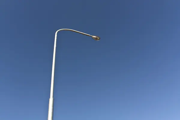 Pouliční lampy a modrá obloha. — Stock fotografie