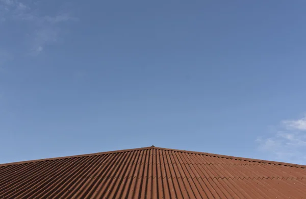 Moderno tetto marrone e cielo blu . — Foto Stock