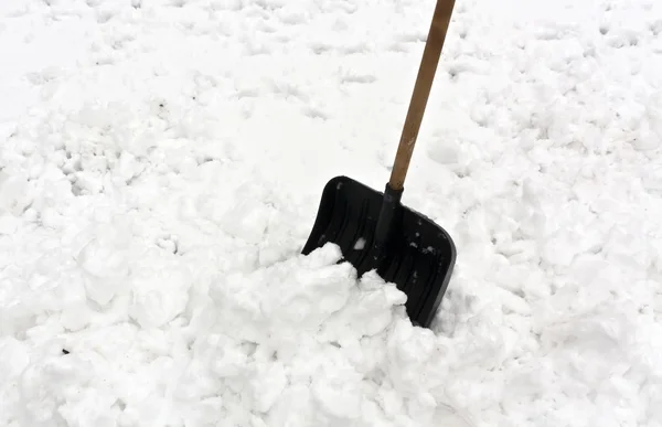 Kunststof schop in sneeuw. — Stockfoto