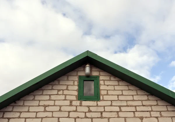 Casa tetto e cielo . — Foto Stock