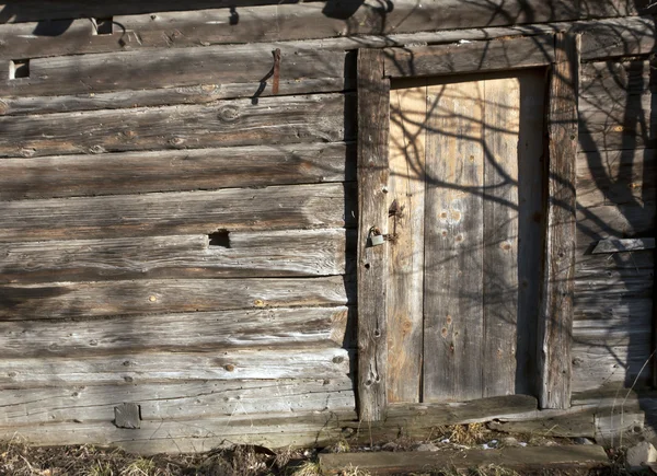 Altes Blockhaus mit geschlossener Tür. — Stockfoto