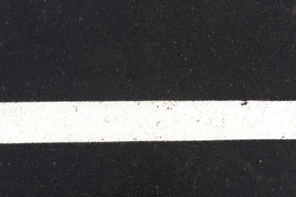 Linea bianca di traffico su strada asfaltata . — Foto Stock