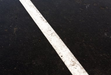 Kirli ashphalt yolda trafik hattı