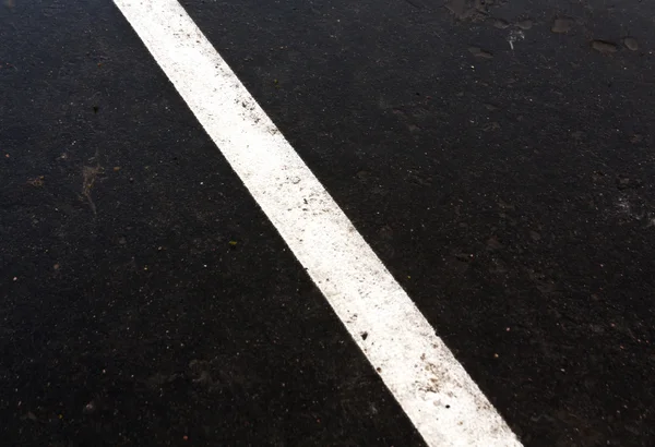 Línea de tráfico en la carretera asfaltada sucia — Foto de Stock