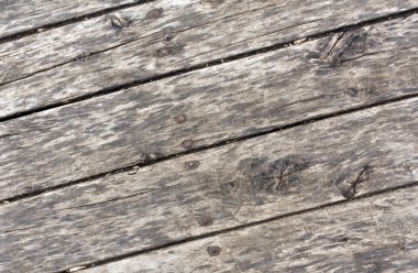 Ahşap zemin doku yıpranmış.