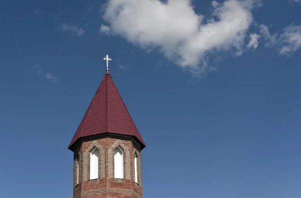 Torre da igreja católica contra o céu azul . — Fotografia de Stock