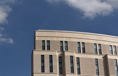 Mavi gökyüzü karşı modern ofis veya otel binası. 