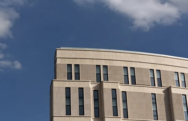 Современный офис или гостиничное здание против голубого неба . — стоковое фото