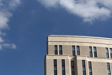 Bulutlu gökyüzü karşı ticari bina. 