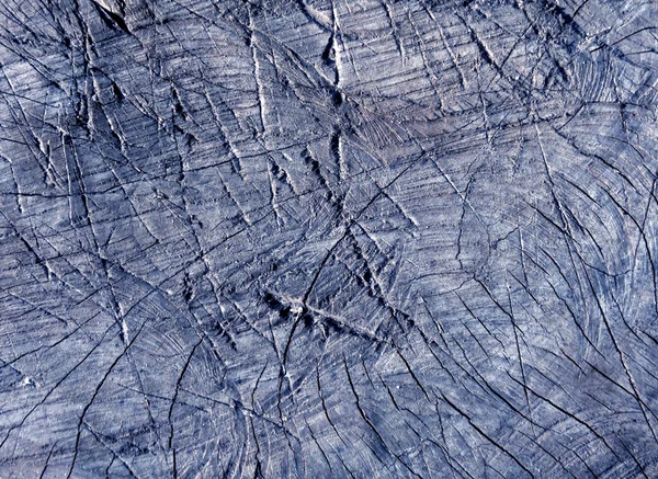 Αφηρημένο μπλε τονισμένο κομμένη επιφάνεια παλιό δέντρο με τσεκούρι γρατσουνιές. — Φωτογραφία Αρχείου