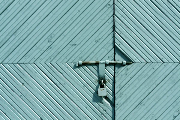 Porta de madeira velha com cadeado de metal . — Fotografia de Stock