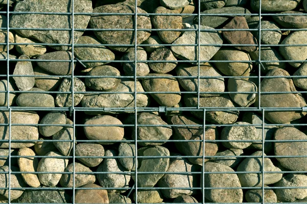 Stos kamieni z siatki metalowej. — Zdjęcie stockowe