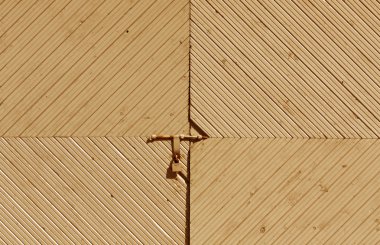 Eski asma kilit ile turuncu ahşap kapı