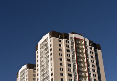 Mavi gökyüzü karşı modern konut bina. 