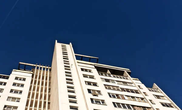 Edificio residenziale contro il cielo blu con plase per il testo . — Foto Stock