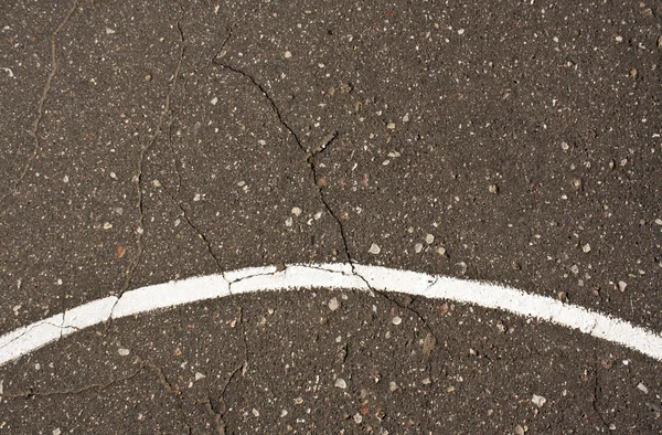 Línea blanca en superficie asfaltada vieja . —  Fotos de Stock