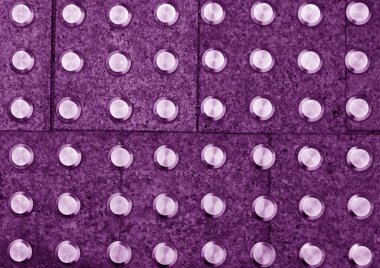 Mor tondaki kör yayalar için kaldırımda metal elementler. Tasarım için soyut arkaplan ve doku.