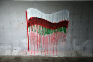 Beyaz kırmızı beyaz bayrak, yeşil şeritle bozulmuş. Minsk, Belarus, arka plan             