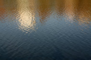 Suya yansıyan yerleşim yerleri. Soyut kavramsal arkaplan.