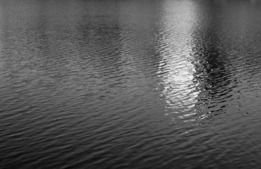 Suya yansıyan yerleşim yerleri. Soyut kavramsal arkaplan.