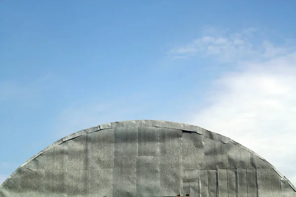 Telhado Velho Hangar Metal Contra Céu Contexto Arquitectónico — Fotografia de Stock