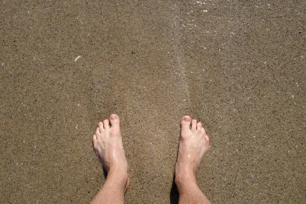 Los Pies Del Hombre Desde Cima Arena Del Mar Escena —  Fotos de Stock