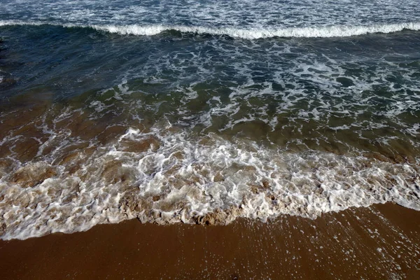 即将到来的海浪和海滩 季节性自然背景 — 图库照片