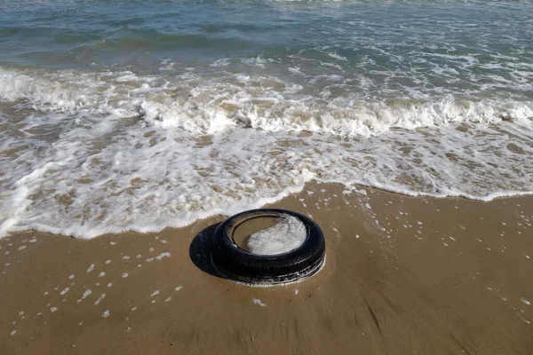 海滩上的旧汽车轮胎 生态和环境 — 图库照片