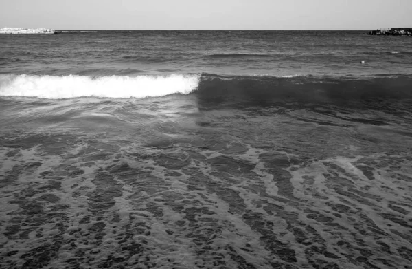 바다의 파도는 흑백으로 보인다 계절적 자연적 — 스톡 사진