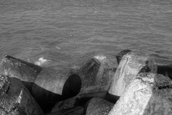 Vlnolamy Krtkovi Černého Moře Černobílém Výhled Moře Pozadí — Stock fotografie