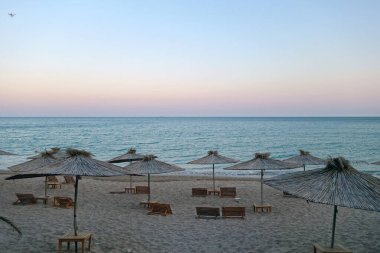 Saman şemsiyeli sahil manzarası. Mevsimsel doğal arkaplan.