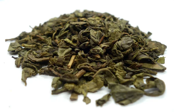Suchý Zelený Čaj Izolovaný Bílém Rozmazaným Efektem Potraviny Složky Pozadí — Stock fotografie