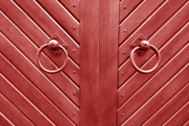 Eski metal kapı ahşap kapıya kırmızı tonda bağlanmış. Tasarım için soyut arkaplan ve doku.                    