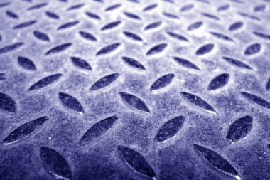 Huysuz paslı metal badem döşeme, bulanık mavi tonda. Tasarım için soyut arkaplan ve doku.    